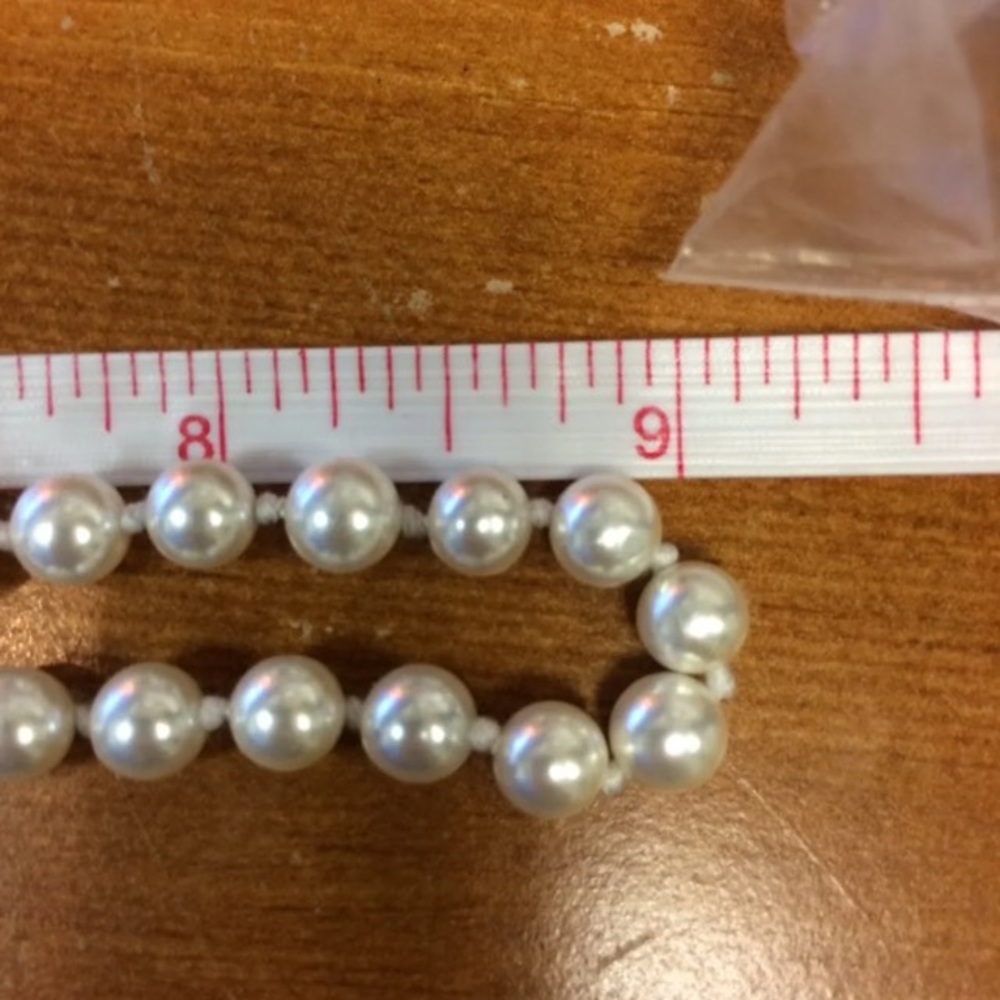 18” Mother of Pearl Necklace - Picture 6 of 7